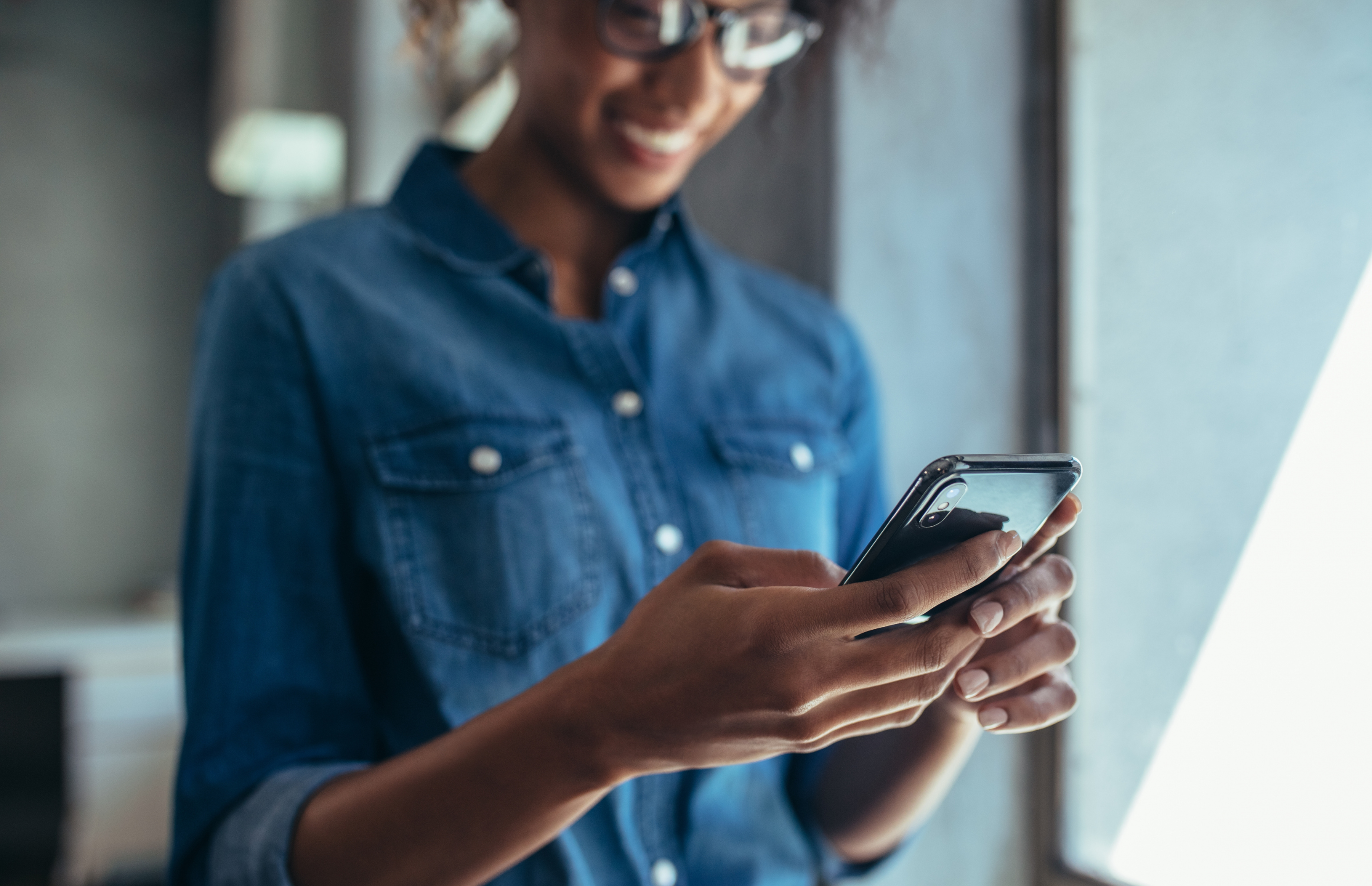 Emerald App - Lady using mobile